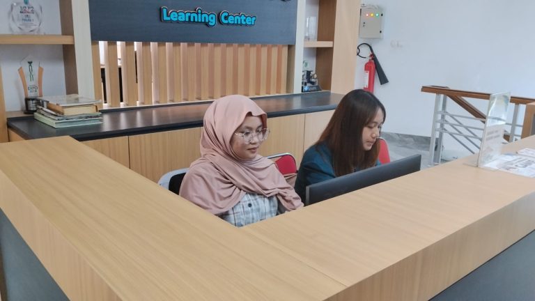 Jaga Efektivitas dan Keamanan Akses Digital, Mahasiswa PSI Lakukan Monitoring Ruang Komputer di Perpusda Salatiga