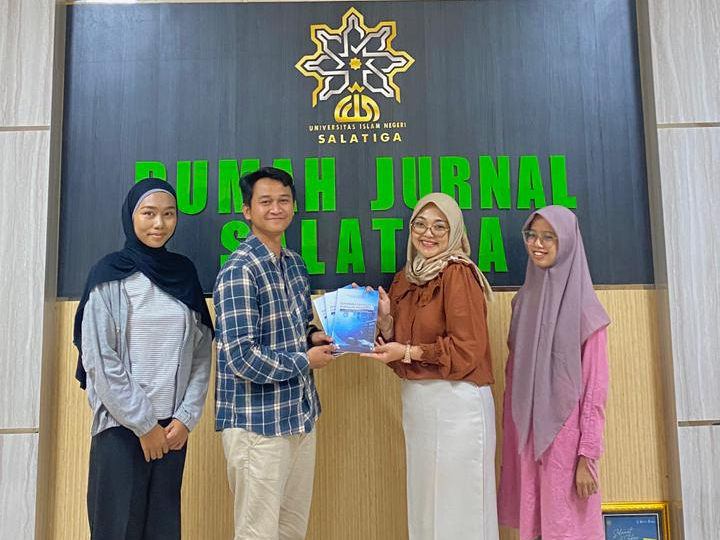 Tingkatkan Karya Akademis, Dosen Pengampu Sistem Jaringan Informasi PSI UIN Salatiga Serahkan Dua Buku Karya Mahasiswa ke Kaprodi